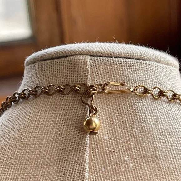 Vintage powder pink theromoset choker necklace with flowers and rhinestones - Picture 4 of 9